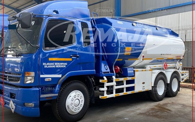 Gambar Truk Fuso Pertamina Putih Biru FN 61 FS
